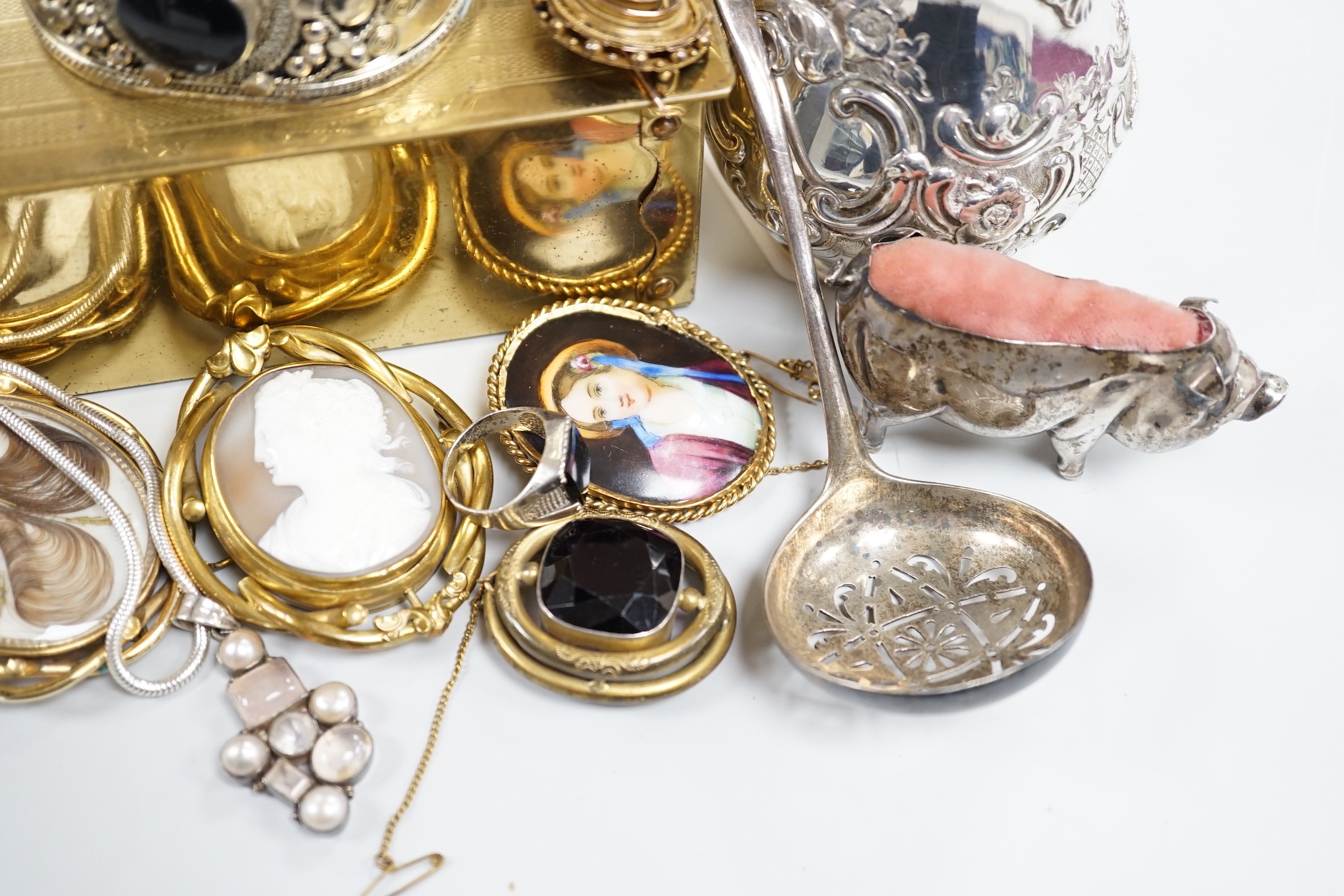 Mixed silver and jewellery items, including a George V silver mounted pig pin cushion, a Victorian silver cream jug, George III silver sifter spoon, fob seal, pendant's Victorian yellow metal niello and banded agate broo